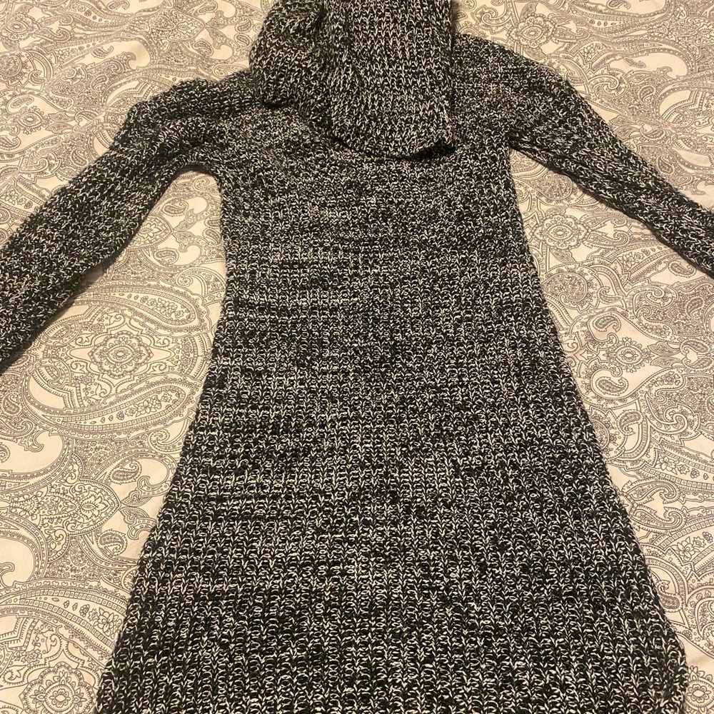 Women's Black and White Knit Sweater
